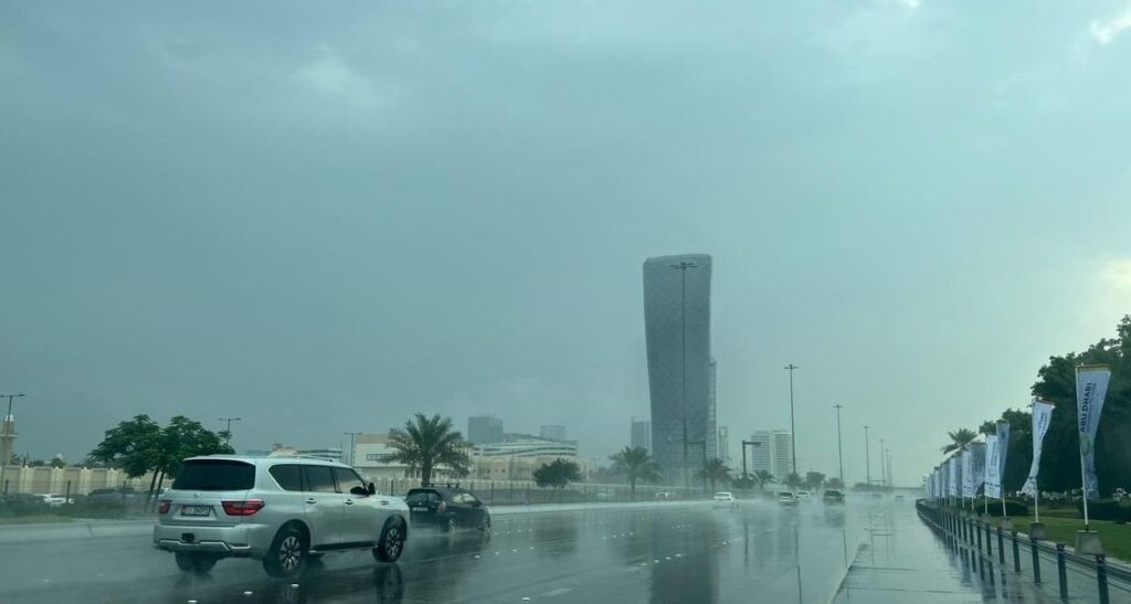 قواعد القيادة في المطر في الإمارات العربية المتحدة: مخاطر الانزلاق المائي